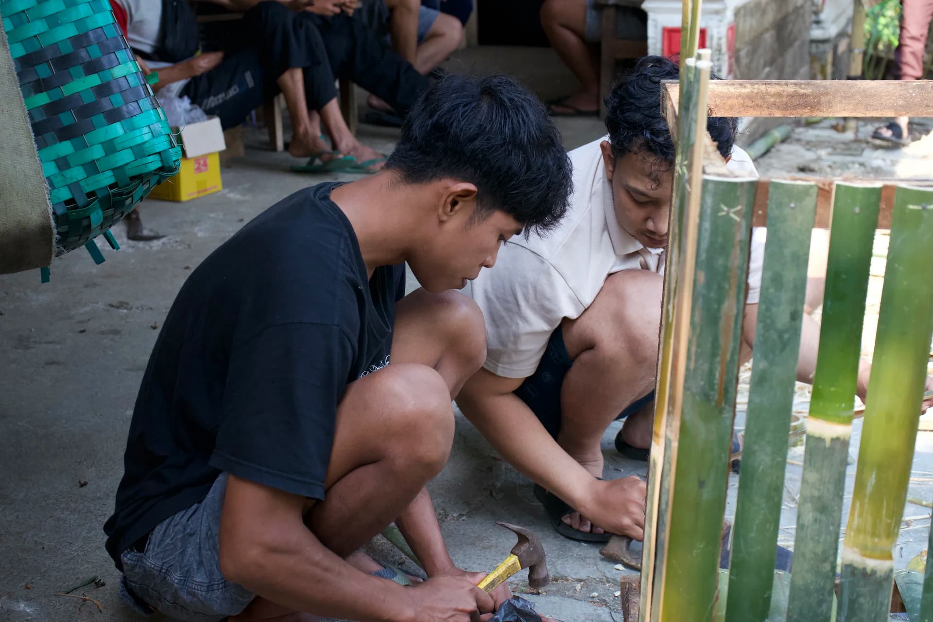 Kerja bakti warga dan mahasiswa KKN UKDW membersihkan dusun