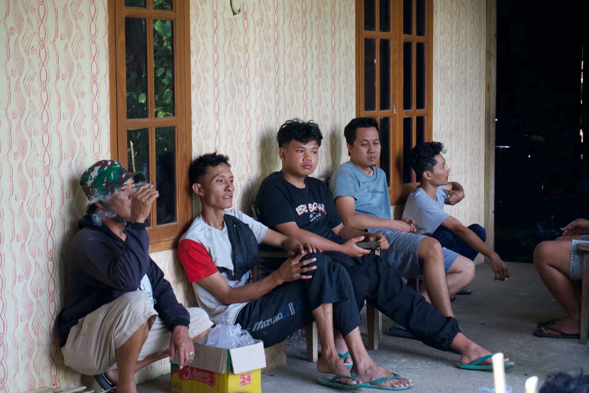 Kerja bakti warga dan mahasiswa KKN UKDW membersihkan dusun