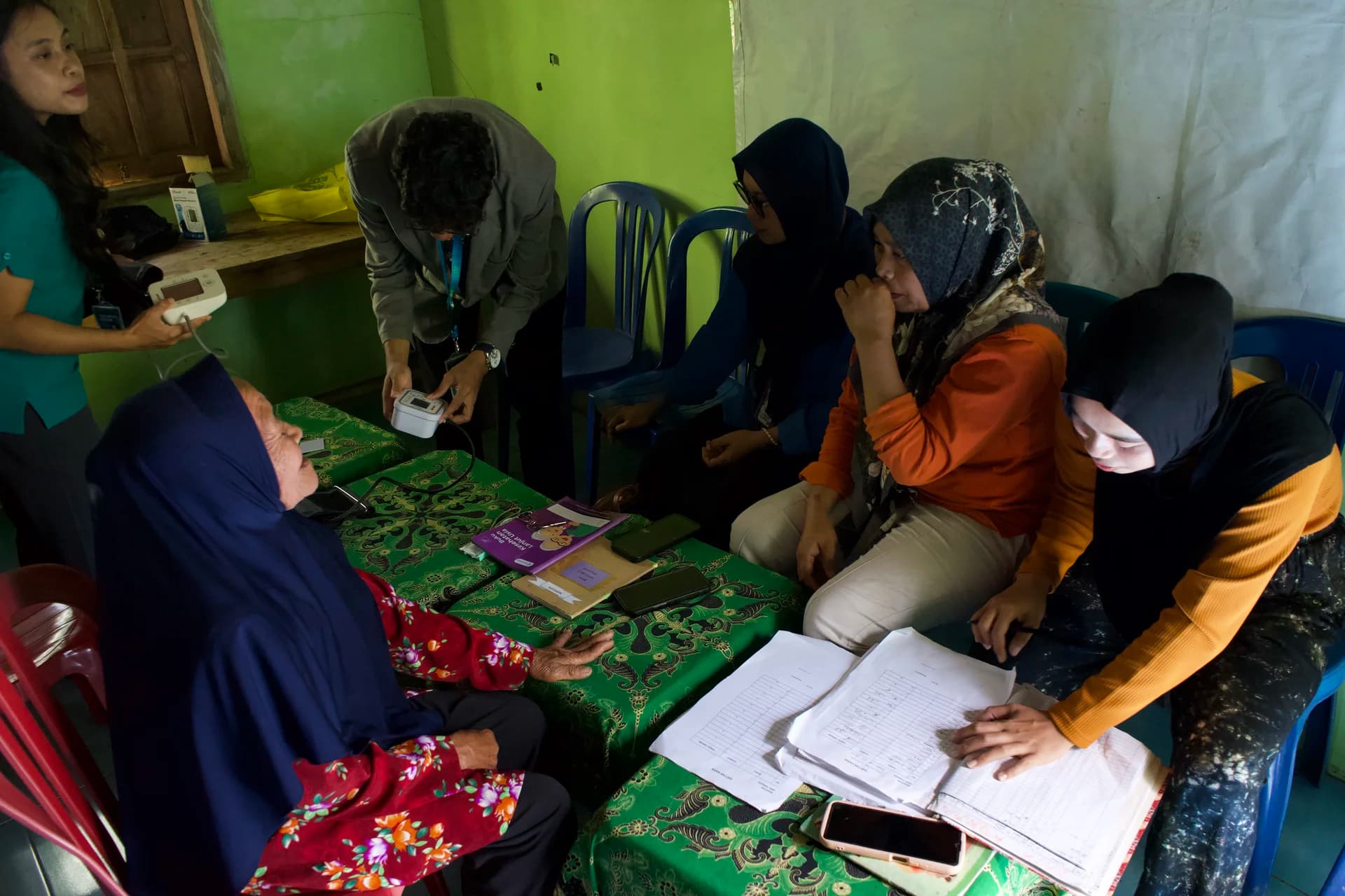 Pemeriksaan dan penyuluhan kesehatan warga dusun